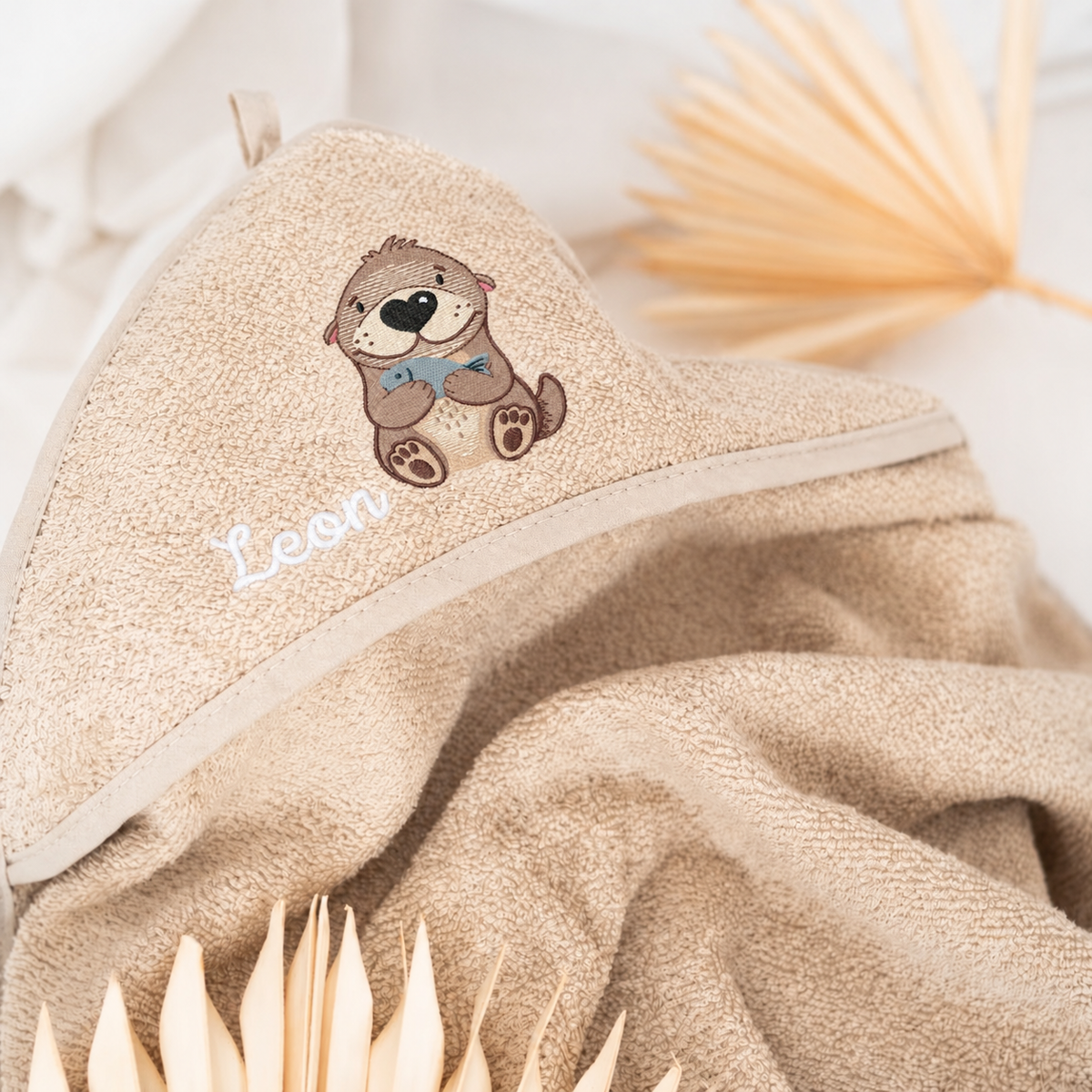 Kapuzenhandtuch Frottee personalisiert - Otter mit Fisch