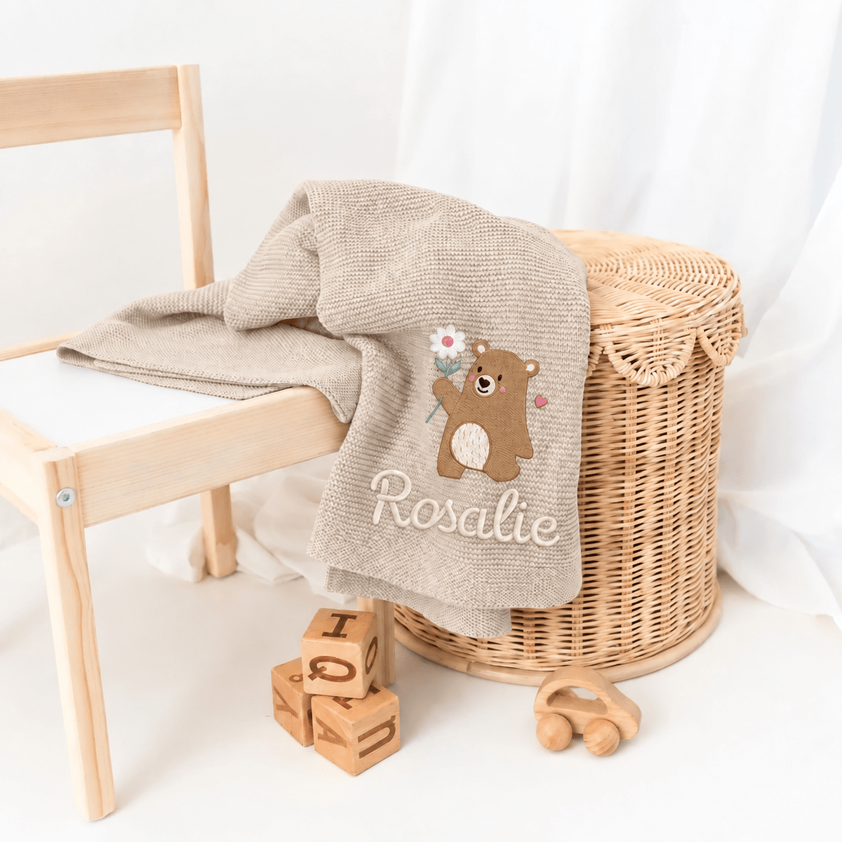 Babydecke personalisiert aus 100 % Bio-Baumwolle - Bär mit Blume - wunderwunsch