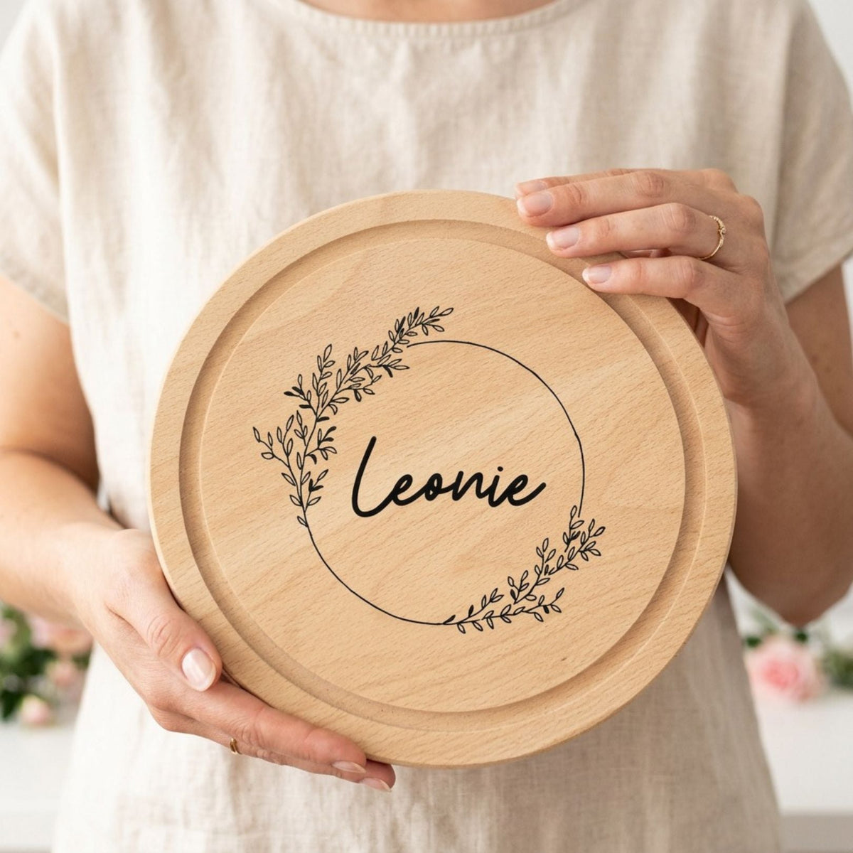 Schneidebrett Holz rund personalisiert - Blumenkranz Gravur - wunderwunsch