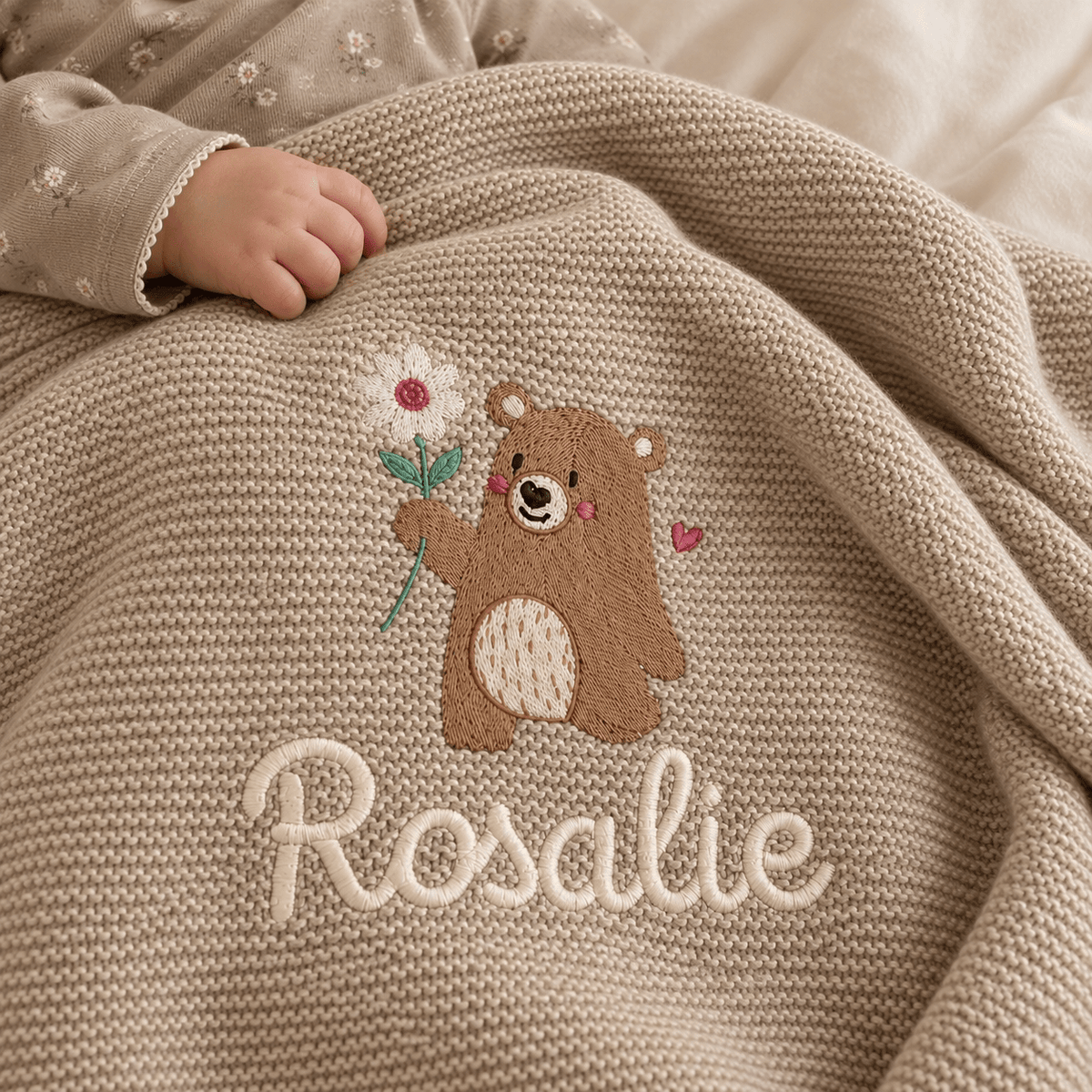 Babydecke personalisiert aus 100 % Bio-Baumwolle - Bär mit Blume - wunderwunsch