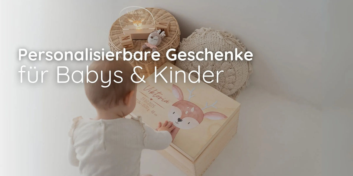 Startseiten Banner: Baby öffnet personalisierte Erinnerungskiste aus Holz mit Namen Viktoria, Text Personalisierbare Geschenke für Babys und Kinder