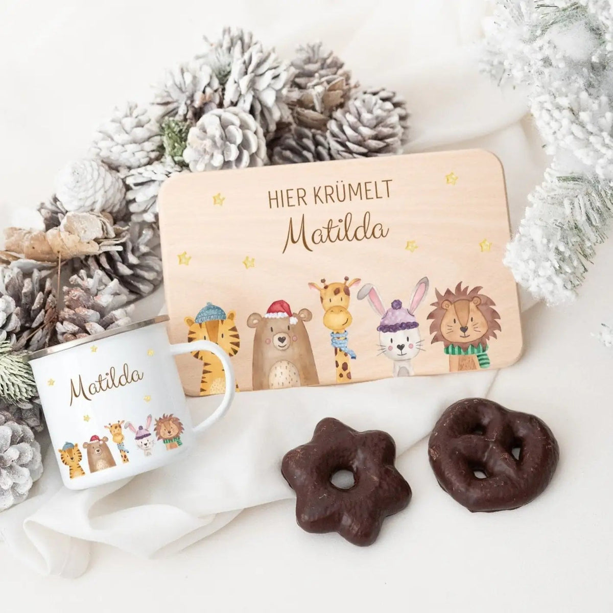 Frühstücksbrett und Emaille Kindertasse personalisiert - Weihnachtstiere Sterne bunt - wunderwunsch