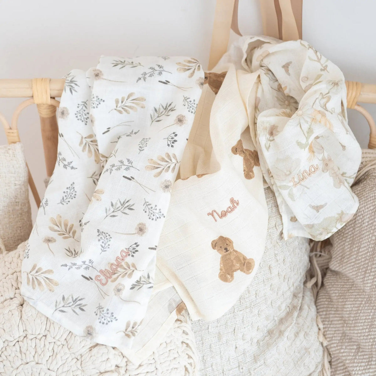 JOLLEIN Mulltuch für Babys personalisiert - Teddybär, Wildblumen - wunderwunsch