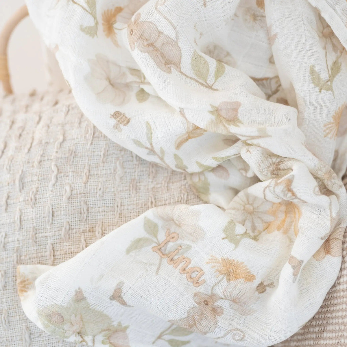 JOLLEIN Mulltuch für Babys personalisiert - Teddybär, Wildblumen - wunderwunsch