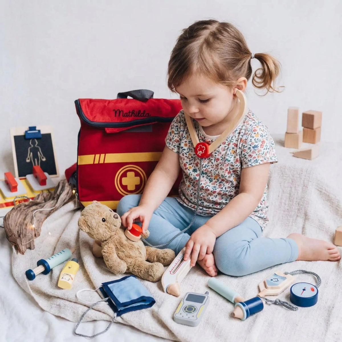 SMALL FOOT Notarztrucksack 18-teilig personalisierbar - wunderwunsch