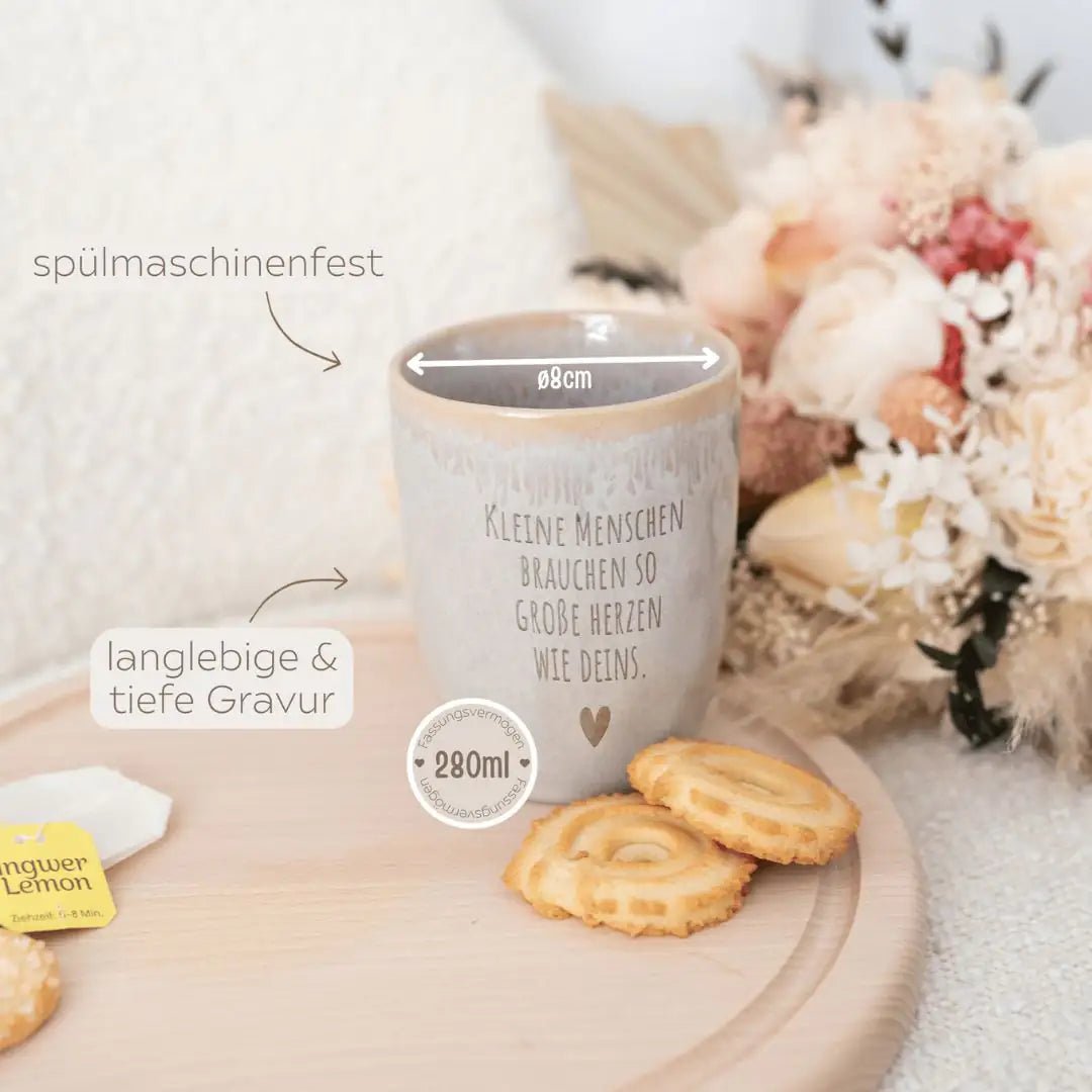 Steingut Becher sand - Kleine Menschen große Herzen - wunderwunsch