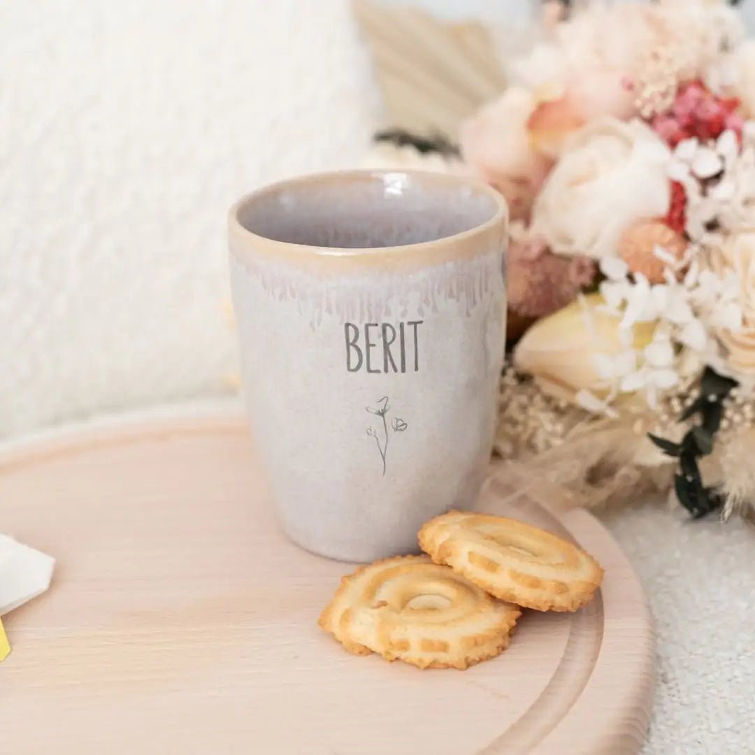Steingut Becher sand personalisiert - Name Blume - wunderwunsch