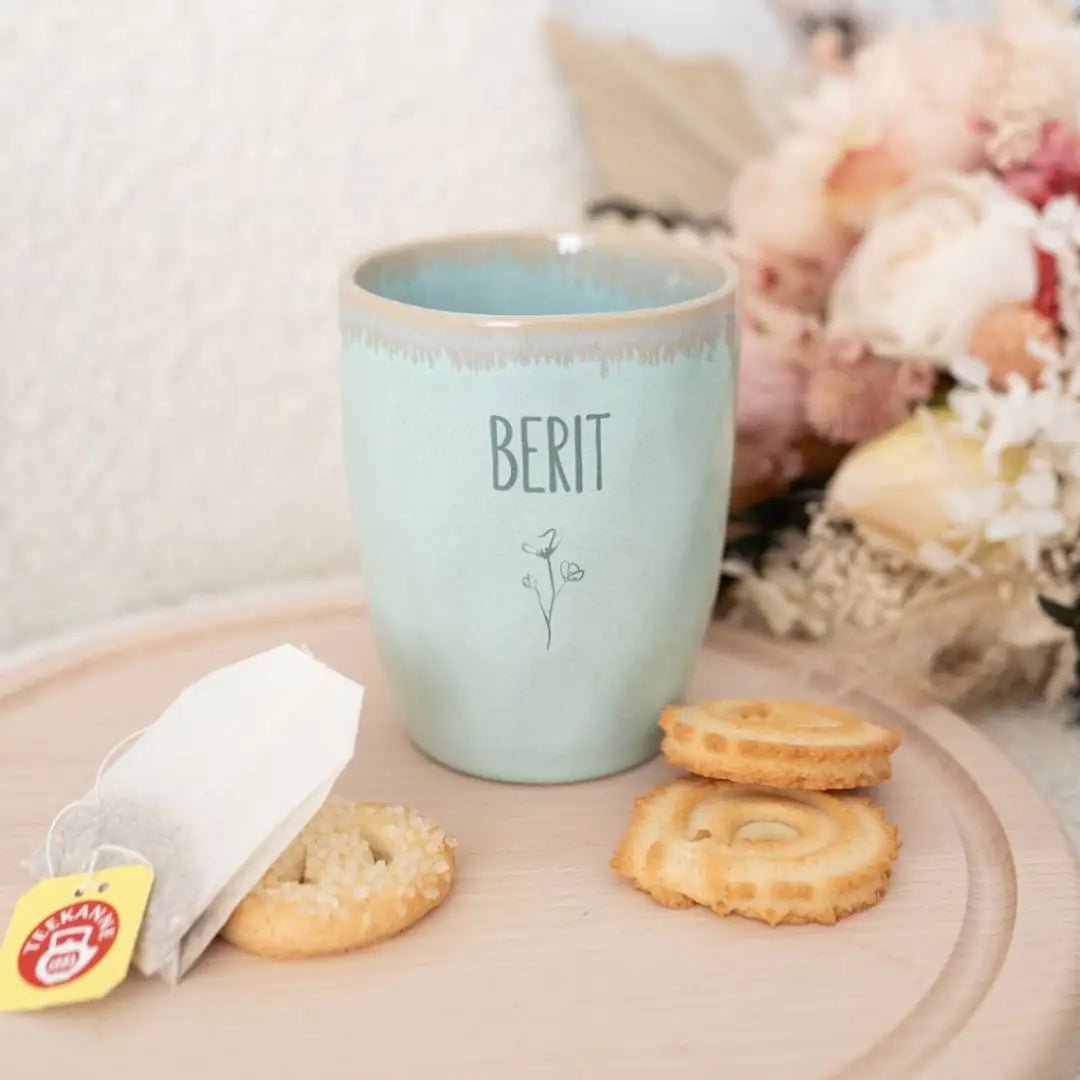Steingut Becher sand personalisiert - Name Blume - wunderwunsch
