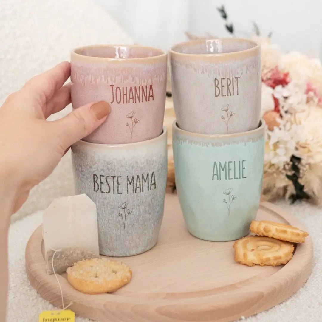 Steingut Becher sand personalisiert - Name Blume - wunderwunsch
